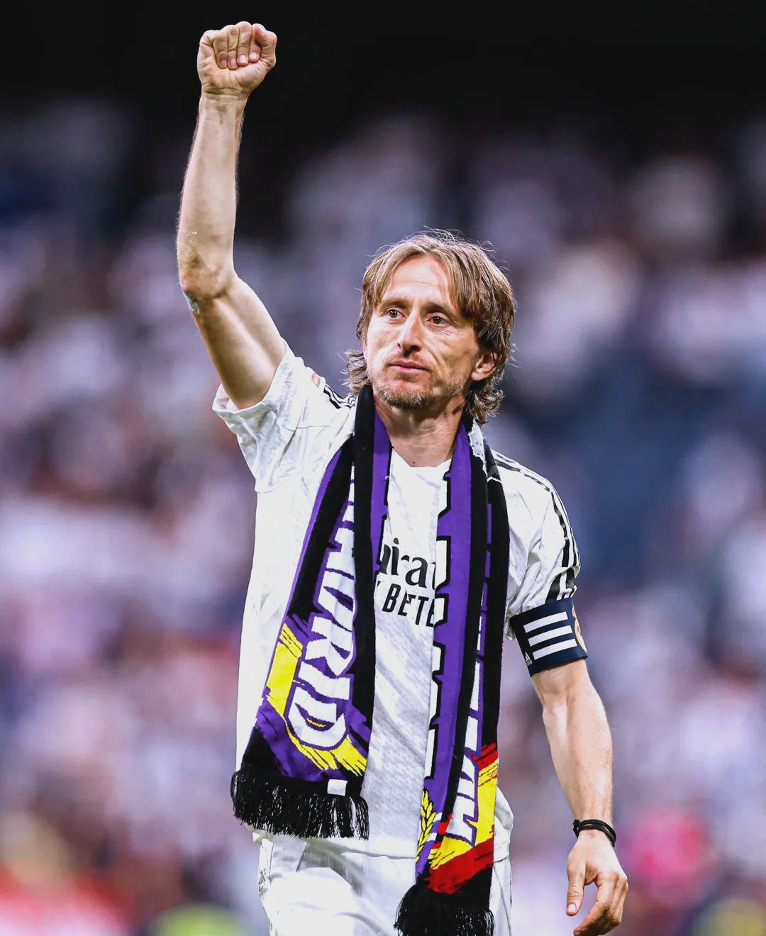 口误？斯洛特：梅西C罗没在英超踢过，很难比较他俩和萨拉赫37亮71回复