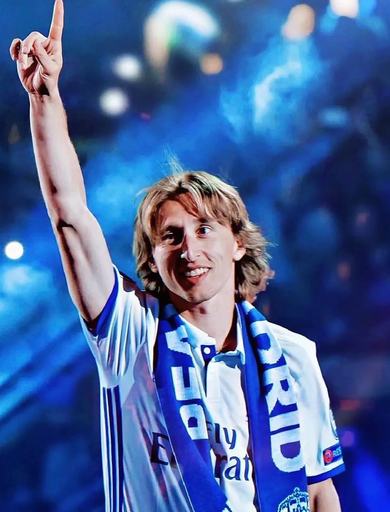 《英雄联盟手游》全新“水晶玫瑰”皮肤正式上线 浪漫盛会静候玩家光临